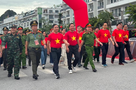 Gần 30.000 người tham gia hoạt động “Cùng Việt Nam tiến bước”