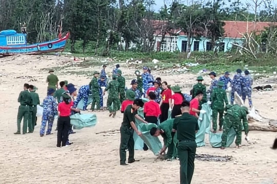 “Ngày thứ 7 tình nguyện” làm sạch môi trường biển