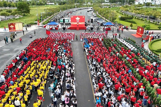 Hàng nghìn người tham gia đi bộ “Cùng Việt Nam tiến bước” tại Vĩnh Long