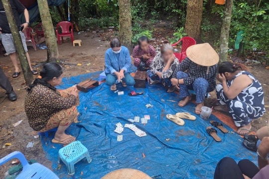 9 con bạc bị bắt quả tang khi đang sát phạt nhau