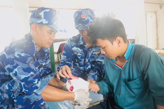BTL Vùng Cảnh sát biển 4 cứu hộ người dân gặp nạn trên biển