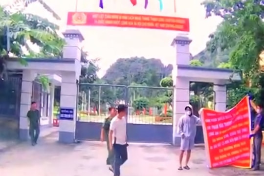 Nhóm đối tượng mang băng rôn, hung khí gây rối khiến cán bộ Công an bị thương