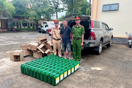 Bắt giữ xe tải chở 72 can thuốc diệt cỏ không rõ nguồn gốc