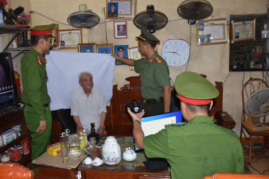 Đến tận nhà đổi Thẻ đảng viên cho người già