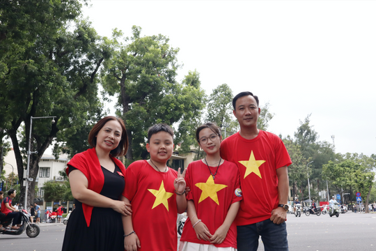 Người dân hào hứng chụp ảnh kỷ niệm 80 năm Quốc khánh 2/9 tại Quảng trường Ba Đình