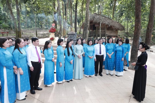 Tri ân nguồn cội, sẻ chia cùng trẻ em nghèo hiếu học tại Tuyên Quang