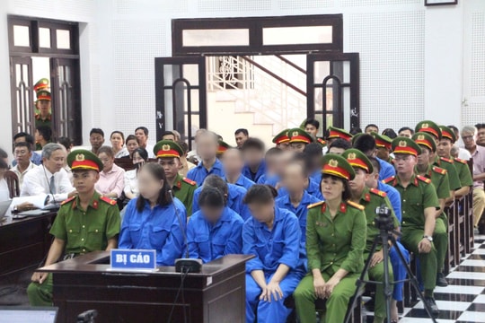 23 bị cáo hầu tòa vì núp bóng tín dụng đen