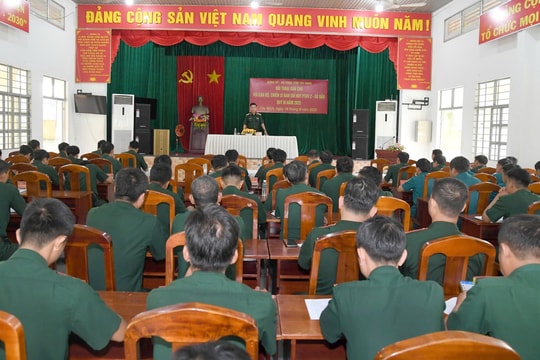 Chính ủy Bộ CHQS tỉnh Tây Ninh đối thoại với cán bộ, chiến sĩ