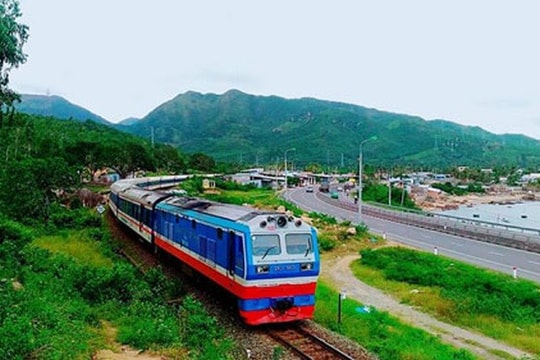 Thủ tướng Chính phủ chỉ đạo tăng cường bảo đảm an toàn giao thông đường sắt