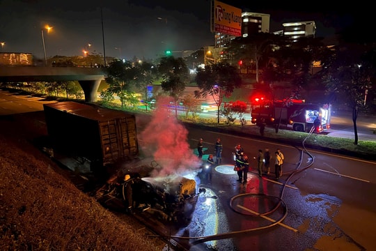 Video: Container đang lưu thông thì bốc cháy ngùn ngụt