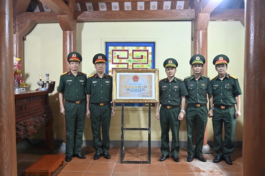 Bộ Quốc phòng trao tặng khung bằng chứng nhận Khu di tích lịch sử Quốc gia Pò Hèn