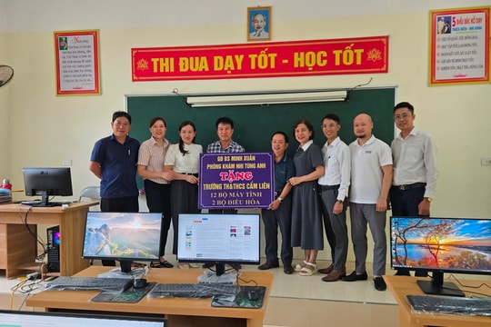 Trao tặng máy tính thắp sáng ước mơ học trò vùng cao