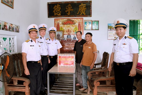 Vùng 1 Hải quân dâng hương, tặng quà gia đình chính sách trên đảo Thanh Lân