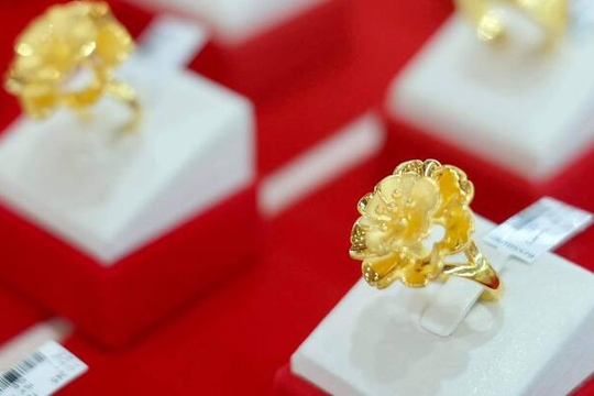 Giá vàng hôm nay 21/8: Giảm nhẹ do tâm lý thận trọng của thị trường