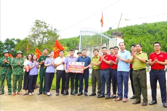 Trao tặng công trình tuyến cờ Đảng, cờ Tổ quốc cho các xã, bản biên giới