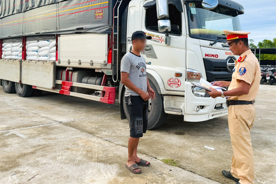 CSGT Huế bắt giữ nhiều vụ vận chuyển hàng lậu