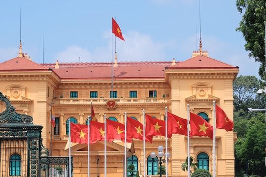 Đường phố Hà Nội rực rỡ màu cờ mừng Tết Độc lập