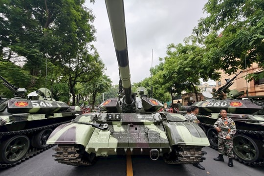 Cận cảnh binh chủng tăng, thiết giáp tập kết tiến về tổng hợp luyện tại quảng trường Ba Đình