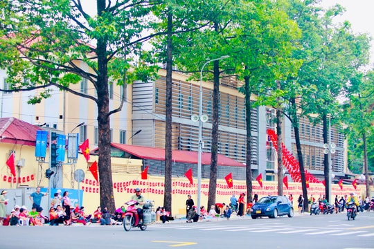 Người dân xếp hàng chờ xem tổng hợp luyện diễu binh, diễu hành lần thứ nhất