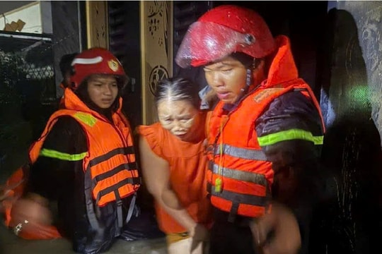 Lực lượng cứu hộ Đồng Nai giải cứu hàng chục người dân mắc kẹt do ngập lụt