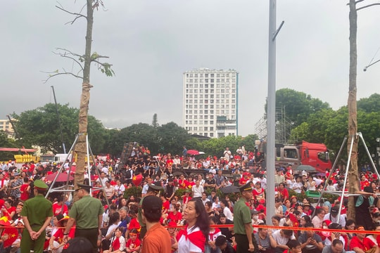 Người dân đổ về Quảng trường Ba Đình chờ xem tổng hợp luyện diễu binh, diễu hành