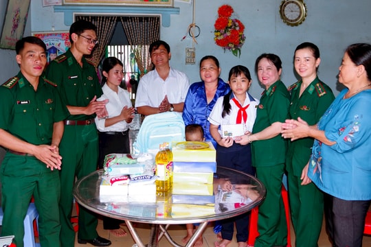 Hội Phụ nữ BĐBP TP Cần Thơ thăm, tặng quà học sinh trong Chương trình “Mẹ đỡ đầu”