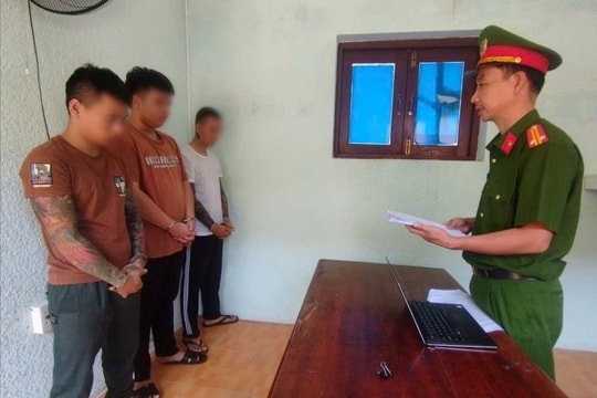 Khởi tố 3 đối tượng về hành vi bắt giữ người và cướp tài sản