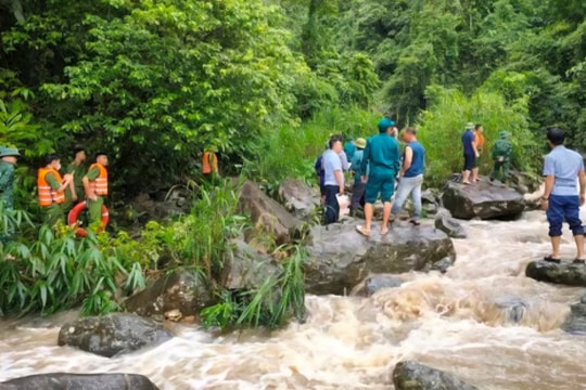 Tổ chức tìm kiếm 2 mẹ con ngã xuống suối bị cuốn trôi