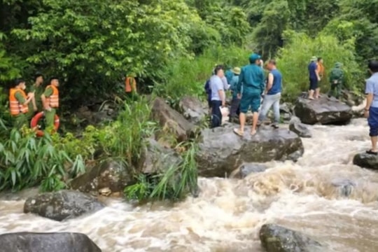 Tìm thấy thi thể bé gái bị lũ cuốn trôi
