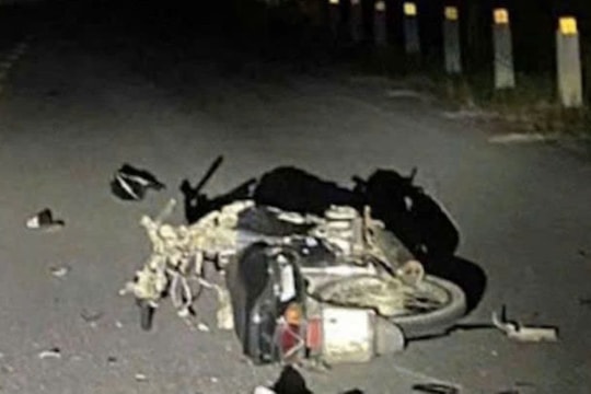 4 người thương vong khi 2 xe máy đâm trực diện