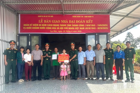 Trung đoàn 726 hoàn thành bàn giao 6 căn nhà “Đại đoàn kết”