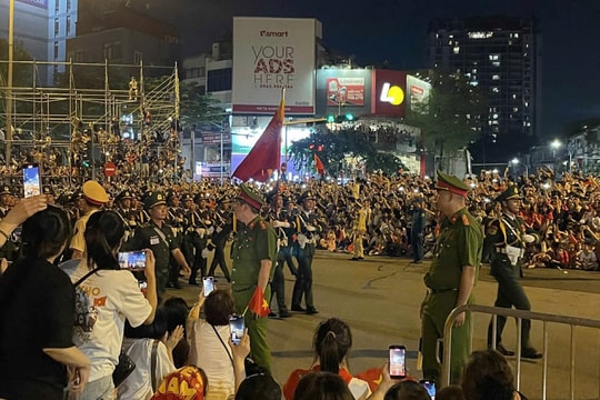 Người dân phấn khởi trong ngày tổng hợp luyện diễu binh A80 đầu tiên