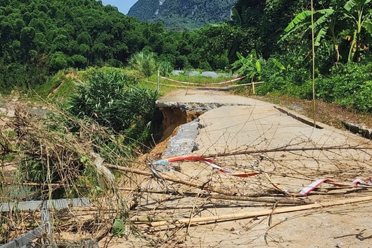 Sạt lở nghiêm trọng tuyến đường trung tâm từ Quan Sơn đi Tam Lư