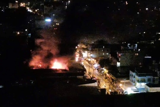 Cháy lớn tại xưởng bóng đèn, 1 người thoát chết