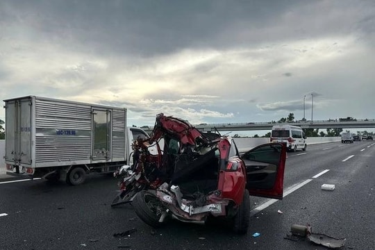Tai nạn trên cao tốc, 4 người bị thương, xe ô tô bẹp dúm