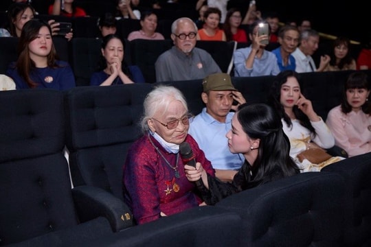 Hòa Minzy bật khóc khi ra mắt MV 'Nỗi đau giữa hòa bình'