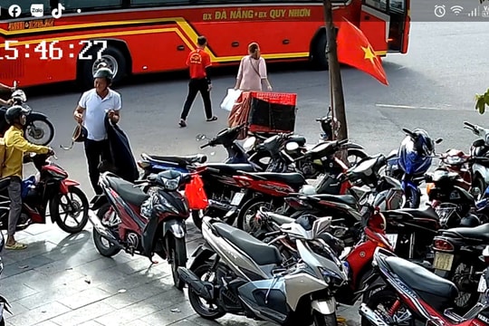 Xử phạt xe khách ngang nhiên đón khách giữa đường