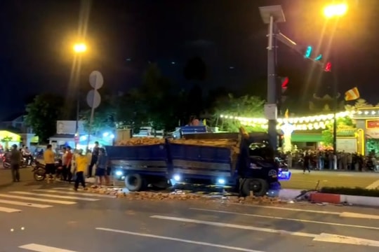 Xe tải tông trụ đèn giao thông, tài xế may mắn thoát chết