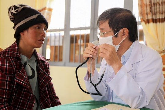 Khám, chữa bệnh cho bà con dân tộc thiểu số tại Lâm Đồng
