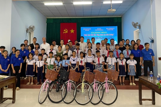 Trao tặng xe đạp cho học sinh vượt khó tại xã Đan Điền