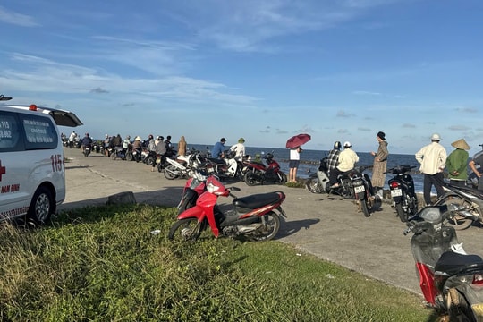 Ninh Bình: Hai cháu nhỏ bị sóng cuốn tại biển Hải Tiến