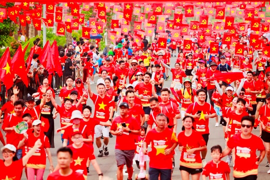 Rực sắc đỏ tại giải chạy 'Việt Nam tôi đó'