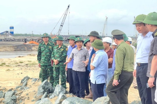 Bí thư Tỉnh ủy Quảng Trị trực tiếp kiểm tra công tác ứng phó bão số 5