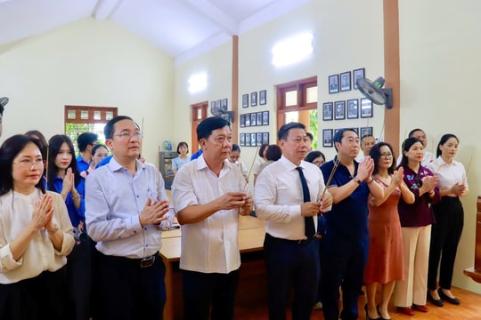 Về nguồn, trao tặng nhà tình nghĩa tại tỉnh Tuyên Quang