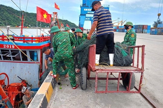 Bộ đội Biên phòng Nghệ An giúp dân ứng phó bão số 5