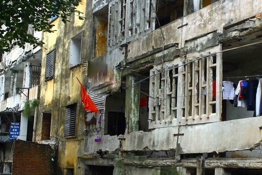 Khẩn trương di dời người dân khỏi chung cư cũ trước bão số 5