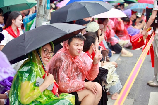 “Vượt nắng thắng mưa”, người dân căng ô, trải bạt chờ tổng hợp luyện A80 lần 2