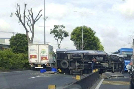 TP HCM: Xe tải lật ngang đường, giao thông ùn ứ kéo dài