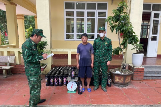 Đồn Biên phòng Cửa khẩu Hoành Mô liên tiếp bắt giữ 2 vụ vận chuyển khí cười trái phép với số lượng lớn