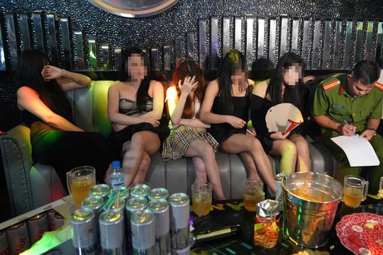 Quán Karaoke nuôi 38 “chân dài” để phục vụ ‘thượng đế”